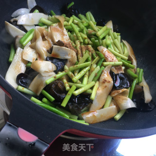 蒜苔炒杏鲍菇步骤7
