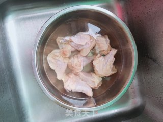 洋葱烧鸡翅根步骤1