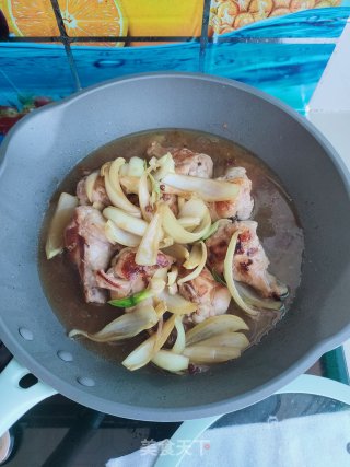 洋葱烧鸡翅根步骤7