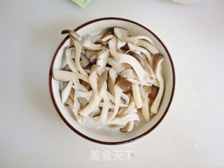 椒盐蘑菇的正确做法❗️酥脆咸香不油腻步骤2