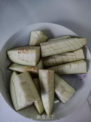 青椒油焖茄子步骤1
