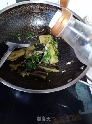 青椒油焖茄子步骤7
