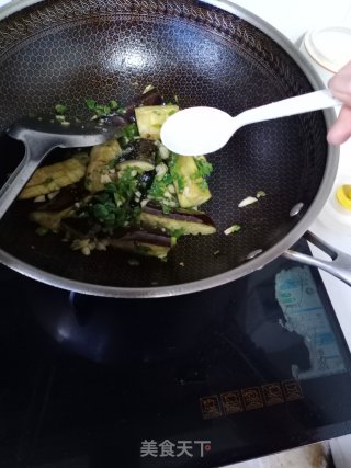青椒油焖茄子步骤6
