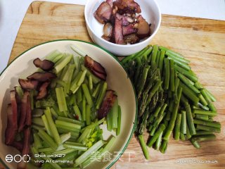 芹菜芦笋炒腊肉步骤1 芹菜芦笋炒腊肉步骤1