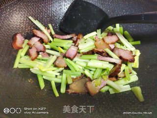 芹菜芦笋炒腊肉步骤2 芹菜芦笋炒腊肉步骤2