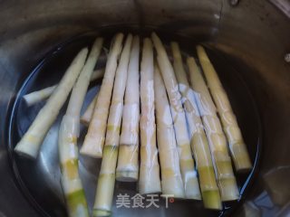 酸菜肉末炒小笋步骤1