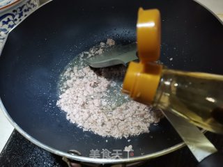 酸菜肉末炒小笋步骤5
