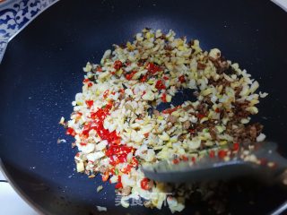 酸菜肉末炒小笋步骤8