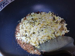 酸菜肉末炒小笋步骤7
