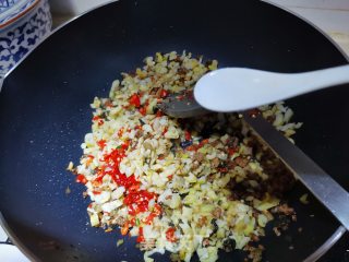 酸菜肉末炒小笋步骤9
