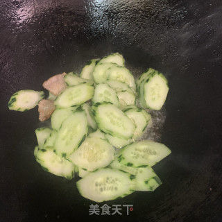 青瓜炒五花肉步骤5