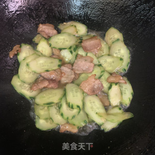 青瓜炒五花肉步骤7