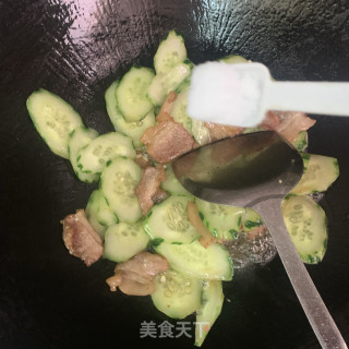 青瓜炒五花肉步骤6