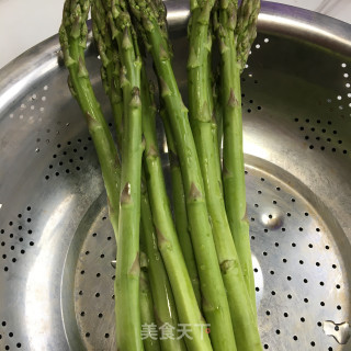 鸡蛋虾仁炒芦笋步骤2