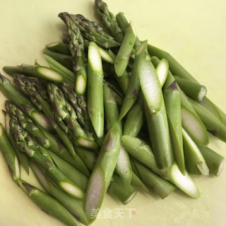 鸡蛋虾仁炒芦笋步骤3
