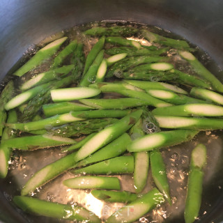 鸡蛋虾仁炒芦笋步骤6