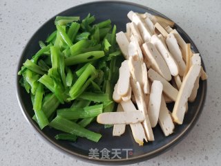 菠菜杆炒豆干步骤2