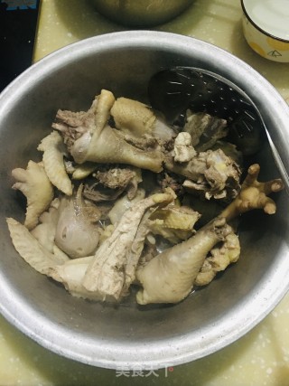 胡萝卜玉米炖土鸡步骤3