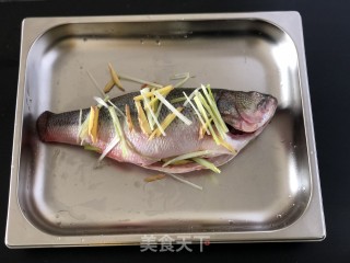 田园蒸鲈鱼步骤1