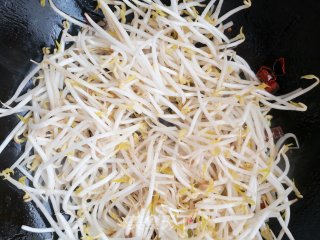 黑木耳炒绿豆芽步骤7