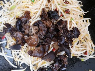 黑木耳炒绿豆芽步骤11