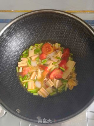 炒西红柿腐竹蒜薹步骤3