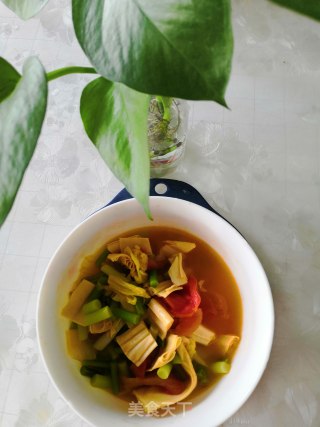 炒西红柿腐竹蒜薹步骤4