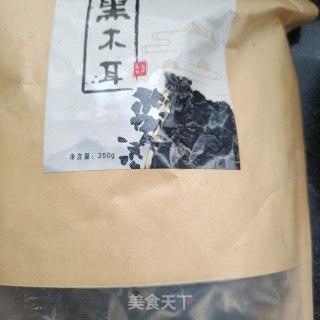 蒜苗炒木耳步骤3