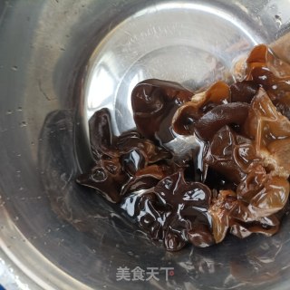 蒜苗炒木耳步骤4