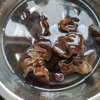 蒜苗炒木耳步骤6