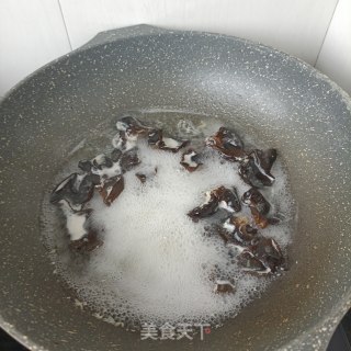 蒜苗炒木耳步骤5