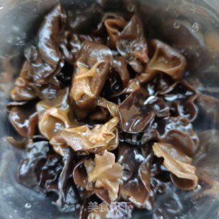 木耳薏米炖鹌鹑步骤5