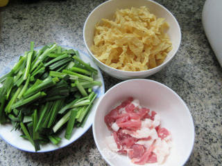 肉丝韭菜炒豆腐皮步骤1