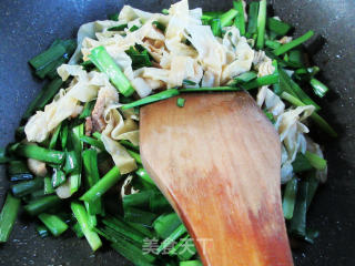 肉丝韭菜炒豆腐皮步骤7