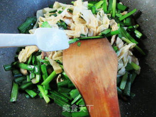肉丝韭菜炒豆腐皮步骤9
