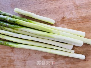 鲜嫩可口的芦笋炒虾仁步骤2