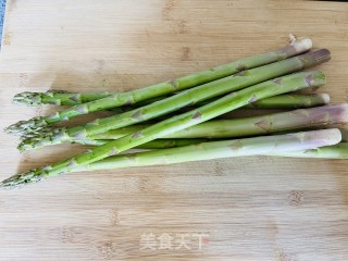 鲜嫩可口的芦笋炒虾仁步骤1