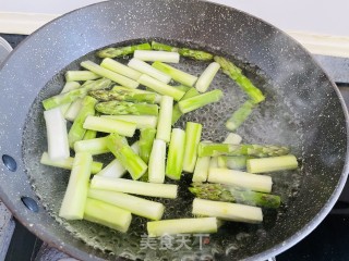 鲜嫩可口的芦笋炒虾仁步骤5