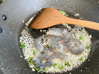 鲜嫩可口的芦笋炒虾仁步骤8