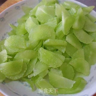 蚝油鸡蛋炒笋片步骤2