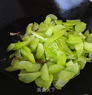 蚝油鸡蛋炒笋片步骤6