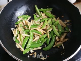 笋丝炒荷兰豆步骤5