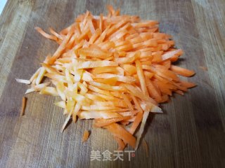 红萝卜炒黄豆芽步骤3