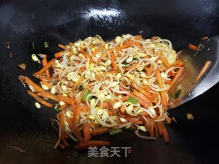 红萝卜炒黄豆芽步骤4