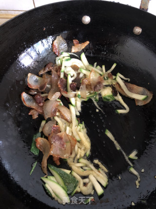 腊肉炒嫩南瓜步骤4