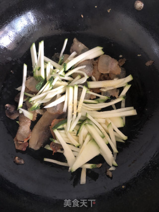 腊肉炒嫩南瓜步骤3