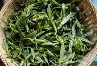 蒜瓣辣椒炒胡萝卜面条菜步骤1