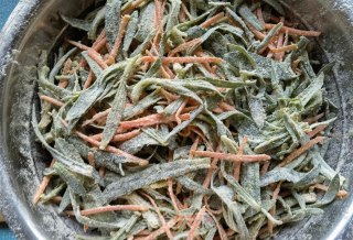 蒜瓣辣椒炒胡萝卜面条菜步骤7
