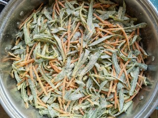 蒜瓣辣椒炒胡萝卜面条菜步骤8