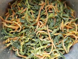 蒜瓣辣椒炒胡萝卜面条菜步骤10